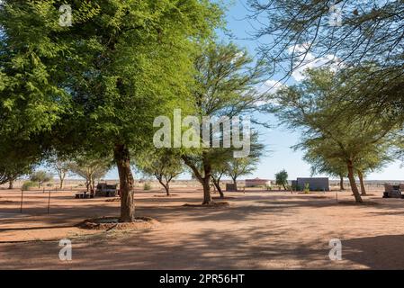 Upington, Südafrika - 24. Februar 2023: Campingplätze in der Kalahari Monate Lodge an der Straße R360 nördlich von Upington in der Provinz Nordkap Stockfoto