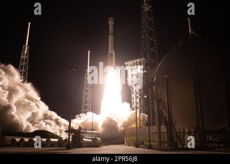 Eine United Launch Alliance Atlas V Rakete mit Boeings Raumsonde CST-100 Starliner startet vom Space Launch Complex 41, Freitag, 20. Dezember 2019, auf der Cape Canaveral Air Force Station in Florida. Nach einem erfolgreichen Start um 6:36 Uhr EST befindet sich Boeings CST-100 Starliner in einer ungeplanten, aber stabilen Umlaufbahn. Das Team prüft, welche Testziele erreicht werden können, bevor die Raumsonde in White Sands, New Mexico, wieder an Land kommt. Foto Credit: (NASA/Joel Kowsky) Stockfoto