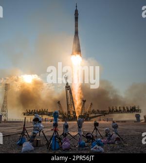 Das Raumschiff Sojus MS-01 startet vom Kosmodrom Baikonur mit den Crewmitgliedern Kate Rubins von der NASA, Anatoli Ivanishin von Roskosmos und Takuya Onishi von der Japan Aerospace Exploration Agency (JAXA) an Bord, Donnerstag, 7. Juli 2016, kasachische Zeit (6. Juli östliche Zeit), Baikonur, Kasachstan. Rubins, Ivanishin und Onishi werden ungefähr vier Monate auf dem Orbitalkomplex verbringen und im Oktober zur Erde zurückkehren. Foto Credit: (NASA/Bill Ingalls) Stockfoto