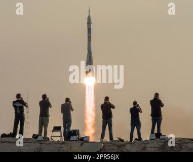 Das Raumschiff Sojus MS-01 startet vom Kosmodrom Baikonur mit den Crewmitgliedern Kate Rubins von der NASA, Anatoli Ivanishin von Roskosmos und Takuya Onishi von der Japan Aerospace Exploration Agency (JAXA) an Bord, Donnerstag, 7. Juli 2016, kasachische Zeit (6. Juli östliche Zeit), Baikonur, Kasachstan. Rubins, Ivanishin und Onishi werden ungefähr vier Monate auf dem Orbitalkomplex verbringen und im Oktober zur Erde zurückkehren. Foto Credit: (NASA/Bill Ingalls) Stockfoto