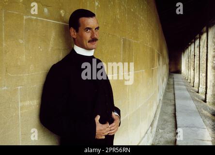 Schauspieler Michael Palin als Reverend Charles Fortescue am Set des Missionars 1982 Stockfoto