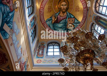 OSTASCHKOW, RUSSLAND - MAI 2012: Das Innere der alten Kirche am Okovets-Frühling. Stockfoto