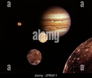 Jupiter und seine vier Monde in Planetengröße, genannt Galilei-Satelliten, wurden Anfang März 1979 von Voyager 1 fotografiert und zu dieser Collage zusammengestellt. Sie sind nicht skalierbar, sondern befinden sich in ihrer relativen Position. Verblüffende neue Entdeckungen auf den Galileischen Monden und dem Planeten Jupiter von Voyager l haben sich in ein neues Missionsdesign für Voyager 2 verwandelt. Rötliches IO (oben links) ist der nächste Jupiter, dann Europa (Mitte), Ganymede und Callisto (unten rechts). Neun weitere wesentlich kleinere Satelliten umkreisen Jupiter, einer innerhalb der Umlaufbahn von IO und der andere Millionen Meilen vom Planeten entfernt. Nicht sichtbar ist Jupite Stockfoto