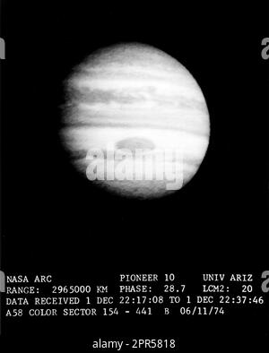 Beschreibung Diese Sicht auf Jupiter zeigt die Wolkenspitzen des riesigen Planeten, die vom Pioneer 10 Raumschiff aufgenommen wurden, als es an Jupiter vorbeiflog. Diese Aussicht wurde aus einer Entfernung von 2.695.000 Kilometern (1.842.451 Meilen) aufgenommen. Es zeigt den 25.000 km langen Great Red Spot, der groß genug ist, um mehrere Erden zu verschlingen. Einzelne Wolkenformationen sind in einigen Details sichtbar. Die hellen Zonen scheinen in die detaillierten Strömungsmuster der Jupiter-Atmosphäre und der Wolken aufgeteilt zu werden. Das Gebiet um den Fleck in der hellen südlichen Tropenzone deutet auf ein Strömungsmuster um den Fleck hin, das nach Norden gewölbt ist Stockfoto
