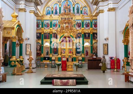 OSTASCHKOW, RUSSLAND - MAI 2012: Ein Pilger betet im Inneren einer alten russischen Kirche in einem Kloster. Stockfoto