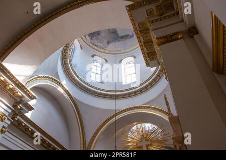 OSTASCHKOW, RUSSLAND - MAI 2012: Innendetails einer alten orthodoxen Kirche. Stockfoto