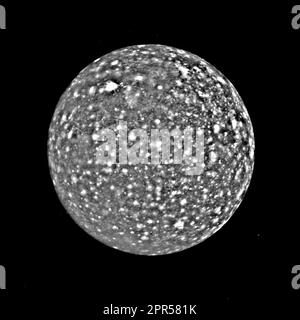 Die Voyager 1 machte dieses Bild von Callisto, als die Voyager sich 1979 Jupiters äußerem großen Satelliten näherte. Sowohl Galileo als auch Marius entdeckten Callisto im Jahr 1610. In der griechischen Mythologie war Callisto eine Nymphe, die Zeus liebte und daher von Hera gehasst wurde. Hera verwandelte sie in einen Bären, den Zeus als die Sternenkonstellation Ursa Major in den Himmel setzte. Die Voyager war 350.000 Kilometer von Callisto entfernt und machte dieses Bild, das Merkmale zeigt, die etwa sieben Kilometer breit über der Oberfläche sind. Callisto ist ein wenig kleiner als Ganymede (Callisto hat etwa die Größe von Quecksilber) und es scheint, dass es aus einer Mischung besteht Stockfoto