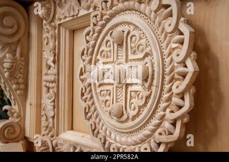 OSTASCHKOW, RUSSLAND - MAI 2012: Innendetails einer alten orthodoxen Kirche. Stockfoto