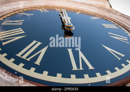 OSTASCHKOW, RUSSLAND - MAI 2012: Die Uhr des alten Turms auf dem Turm des orthodoxen Klosters. Stockfoto