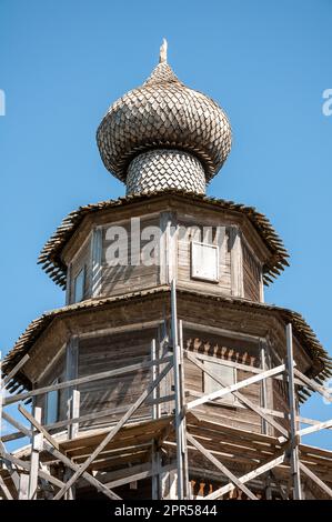 OSTASCHKOW, RUSSLAND - MAI 2012: Alte Holzkirche Stockfoto