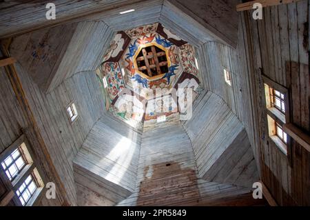 OSTASCHKOW, RUSSLAND - MAI 2012: Inneneinrichtung und Inneneinrichtung der alten Holzkirche. Stockfoto