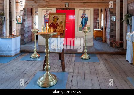 OSTASCHKOW, RUSSLAND - MAI 2012: Inneneinrichtung und Inneneinrichtung der alten Holzkirche. Stockfoto