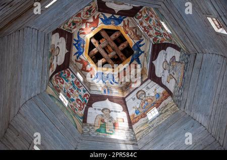 OSTASCHKOW, RUSSLAND - MAI 2012: Inneneinrichtung und Inneneinrichtung der alten Holzkirche. Stockfoto