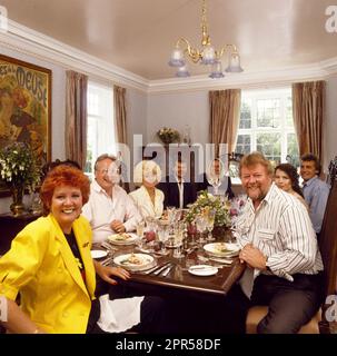 Cilla Black fotografierte 1983 zu Hause mit Dinnergästen Stockfoto