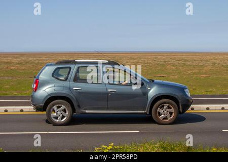 Seitenansicht des 2014 Dacia Duster Laureate DCI 4X2 DCI 110 Grey Car SUV Diesel 1461 cc; Fahrt auf dem Meeresufer Marine Drive, Southport, Großbritannien Stockfoto