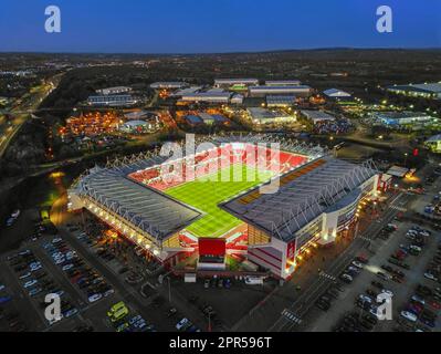 Stoke City Football Club, Bet 365 Stadion, Luftaufnahme in der Dämmerung in der Halbzeit mit Vollsprinkleranlage. 18. April 2023 Stockfoto