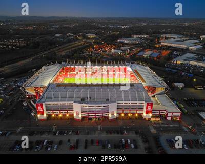 Stoke City Football Club, Bet 365 Stadion, Luftaufnahme in der Dämmerung in der Halbzeit mit Vollsprinkleranlage. 18. April 2023 Stockfoto