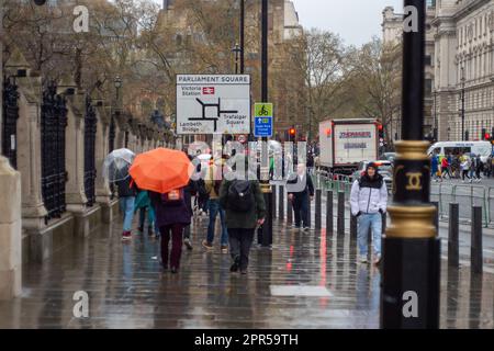 Westminster, London, Großbritannien. 21. April 2023. Es war heute ein langweiliger und nasser Regentag in Westminster, London. Kredit: Maureen McLean/Alamy Stockfoto