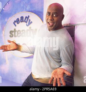 Foto von Fernsehkoch Ainsley Harriott auf dem Studioset von Ready Steady Cook im Jahr 1986 Stockfoto