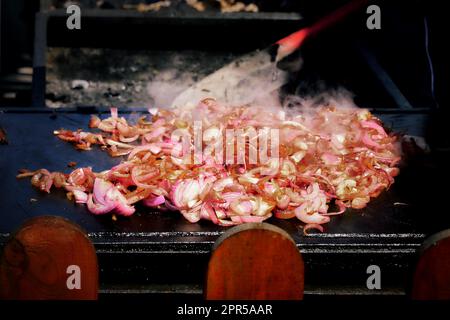 Gegrillte rote Zwiebelscheiben, geben Sie jedem Grillgericht einen Hauch von süßem und rauchigem Geschmack. Stockfoto