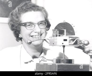 Dr. Nancy Roman, eine der führenden Wissenschaftler des Raumfahrtprogramms der USA, wird mit einem Modell des umkreisten Solarobservatoriums (OSO) gezeigt. Stockfoto