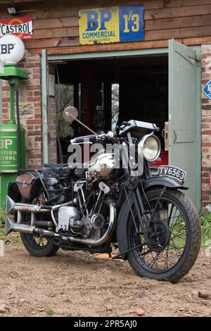 Ein 1932 680 Brough SuperiorClassic Motorrad. TE Lawrence besaß mehrere dieser Art von Fahrrad (nicht dieses bestimmte) und starb bei einem Unfall in Dorset, England Stockfoto