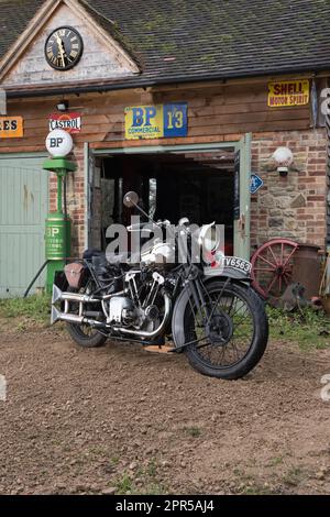 Ein 1932 680 Brough SuperiorClassic Motorrad. TE Lawrence besaß mehrere dieser Art von Fahrrad (nicht dieses bestimmte) und starb bei einem Unfall in Dorset, England Stockfoto