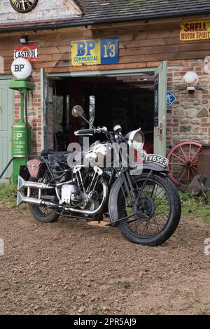 Ein 1932 680 Brough SuperiorClassic Motorrad. TE Lawrence besaß mehrere dieser Art von Fahrrad (nicht dieses bestimmte) und starb bei einem Unfall in Dorset, England Stockfoto