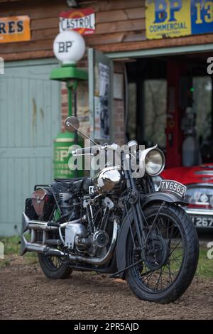 Ein 1932 680 Brough SuperiorClassic Motorrad. TE Lawrence besaß mehrere dieser Art von Fahrrad (nicht dieses bestimmte) und starb bei einem Unfall in Dorset, England Stockfoto