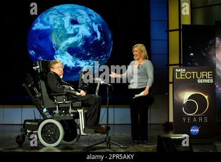 Dr. Stephen Hawking, Professor für Mathematik an der Universität Cambridge, hält während eines Vortrags, der Teil einer Serie ist, die das 50-jährige Jubiläum der NASA, Montag, den 21. April 2008, im Morton Auditorium der George Washington University in Washington, ehrt, eine Rede mit dem Titel "Why We Must Go into Space". Foto Credit: (NASA/Paul. E. Alers) Stockfoto