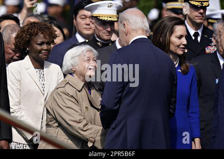 Washington, Usa. 26. April 2023. US-Präsident Joe Biden begrüßt Janet Yellen, US-Finanzminister, bei einer Ankunftszeremonie während eines Staatsbesuchs mit Yoon Suk Yeol, dem Präsidenten Südkoreas, nicht abgebildet, auf dem südlichen Rasen des Weißen Hauses in Washington, DC, USA, am Mittwoch, den 26. April, 2023. Die USA werden die Abschreckung, die sie Südkorea gegen nukleare Bedrohungen gewähren, verstärken und sich von Seoul die Zusage sichern, ihre Zusagen einzuhalten, ihr eigenes Atomwaffenarsenal nicht zu verfolgen. Foto von Al Drago/Pool/ABACAPRESS.COM Guthaben: Abaca Press/Alamy Live News Stockfoto