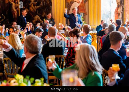 Den Haag, Niederlande, 27 27 2023. April 2023, König Willem-Alexander der Niederlande im Palast Huis Ten Bosch in Den Haag, anlässlich seines zehnten Jahrestags als König, Der König und die Königin bieten am Mittwoch, den 26. April, ein festliches Mittagessen für 100 Personen im Oranjezaal im Huis Ten Bosch Palace Foto: Rotapool/ M. Schoemaker/Albert Nieboer/Netherlands OUT/Point de Vue OUT Stockfoto