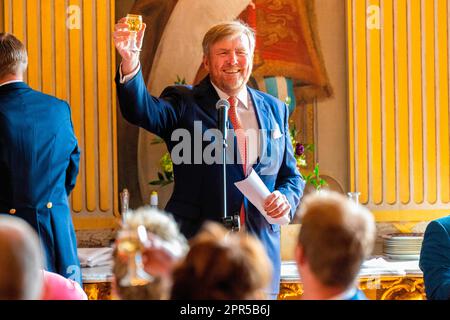 Den Haag, Niederlande, 27 27 2023. April 2023, König Willem-Alexander der Niederlande im Palast Huis Ten Bosch in Den Haag, anlässlich seines zehnten Jahrestags als König, Der König und die Königin bieten am Mittwoch, den 26. April, ein festliches Mittagessen für 100 Personen im Oranjezaal im Huis Ten Bosch Palace Foto: Rotapool/ M. Schoemaker/Albert Nieboer/Netherlands OUT/Point de Vue OUT Stockfoto