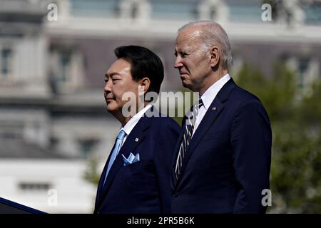 Washington, Usa. 26. April 2023. US-Präsident Joe Biden, rechts, und Yoon Suk Yeol, Präsident Südkoreas, bei einer Ankunftszeremonie während eines Staatsbesuchs mit dem südlichen Rasen des Weißen Hauses in Washington, DC, USA, am Mittwoch, den 26. April, 2023. Die USA werden die Abschreckung, die sie Südkorea gegen nukleare Bedrohungen gewähren, verstärken und sich von Seoul die Zusage sichern, ihre Zusagen einzuhalten, ihr eigenes Atomwaffenarsenal nicht zu verfolgen. Foto von Al Drago/Pool/ABACAPRESS.COM Guthaben: Abaca Press/Alamy Live News Stockfoto