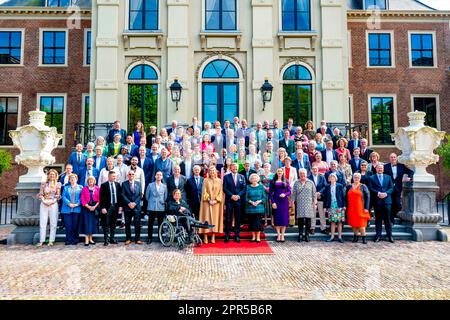 Den Haag, Niederlande, 27. April 2023, König Willem-Alexander, Königin Maxima und Prinzessin Beatrix der Niederlande im Palast Huis Ten Bosch in Den Haag am 27. April 2023 anlässlich seines zehnten Jahrestages als König, Der König und die Königin bieten am Mittwoch, den 26. April, ein festliches Mittagessen für 100 Personen im Oranjezaal im Huis Ten Bosch Palace Foto: Rotapool/ M. Schoemaker/Albert Nieboer/Netherlands OUT/Point de Vue OUT Stockfoto