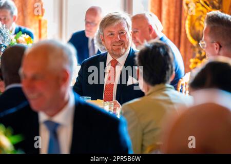 Den Haag, Niederlande, 27 27 2023. April 2023, König Willem-Alexander der Niederlande im Palast Huis Ten Bosch in Den Haag, anlässlich seines zehnten Jahrestags als König, Der König und die Königin bieten am Mittwoch, den 26. April, ein festliches Mittagessen für 100 Personen im Oranjezaal im Huis Ten Bosch Palace Foto: Rotapool/ M. Schoemaker/Albert Nieboer/Netherlands OUT/Point de Vue OUT Stockfoto