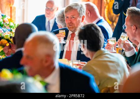 Den Haag, Niederlande, 27 27 2023. April 2023, König Willem-Alexander der Niederlande im Palast Huis Ten Bosch in Den Haag, anlässlich seines zehnten Jahrestags als König, Der König und die Königin bieten am Mittwoch, den 26. April, ein festliches Mittagessen für 100 Personen im Oranjezaal im Huis Ten Bosch Palace Foto: Rotapool/ M. Schoemaker/Albert Nieboer/Netherlands OUT/Point de Vue OUT Stockfoto