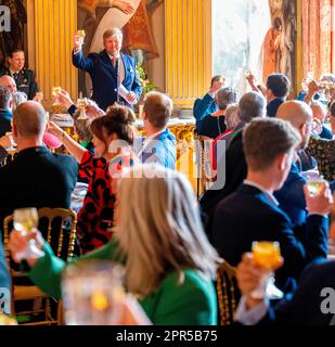 Den Haag, Niederlande, 27 27 2023. April 2023, König Willem-Alexander der Niederlande im Palast Huis Ten Bosch in Den Haag, anlässlich seines zehnten Jahrestags als König, Der König und die Königin bieten am Mittwoch, den 26. April, ein festliches Mittagessen für 100 Personen im Oranjezaal im Huis Ten Bosch Palace Foto: Rotapool/ M. Schoemaker/Albert Nieboer/Netherlands OUT/Point de Vue OUT Stockfoto