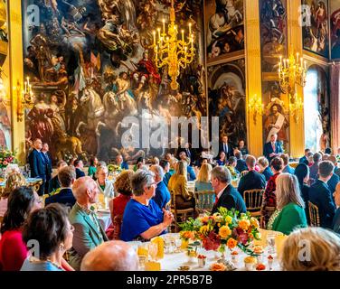 Den Haag, Niederlande, 27. April 2023, König Willem-Alexander, Königin Maxima und Prinzessin Beatrix der Niederlande im Palast Huis Ten Bosch in Den Haag am 27. April 2023 anlässlich seines zehnten Jahrestages als König, Der König und die Königin bieten am Mittwoch, den 26. April, ein festliches Mittagessen für 100 Personen im Oranjezaal im Huis Ten Bosch Palace Foto: Rotapool/ M. Schoemaker/Albert Nieboer/Netherlands OUT/Point de Vue OUT Stockfoto