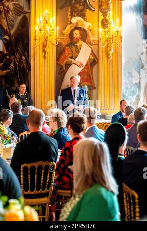 Den Haag, Niederlande, 27 27 2023. April 2023, König Willem-Alexander der Niederlande im Palast Huis Ten Bosch in Den Haag, anlässlich seines zehnten Jahrestags als König, Der König und die Königin bieten am Mittwoch, den 26. April, ein festliches Mittagessen für 100 Personen im Oranjezaal im Huis Ten Bosch Palace Foto: Rotapool/ M. Schoemaker/Albert Nieboer/Netherlands OUT/Point de Vue OUT Stockfoto