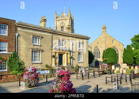 Das Wisbech & Fenland-Museum und St.-Peter Kirche, Museumsplatz, Wisbech, Cambridgeshire, England, Vereinigtes Königreich Stockfoto