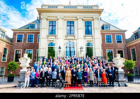 Den Haag, Niederlande, 27. April 2023, König Willem-Alexander, Königin Maxima und Prinzessin Beatrix der Niederlande im Palast Huis Ten Bosch in Den Haag am 27. April 2023 anlässlich seines zehnten Jahrestages als König, Der König und die Königin bieten am Mittwoch, den 26. April, ein festliches Mittagessen für 100 Personen im Oranjezaal im Huis Ten Bosch Palace Foto: Rotapool/ M. Schoemaker/Albert Nieboer/Netherlands OUT/Point de Vue OUT Stockfoto