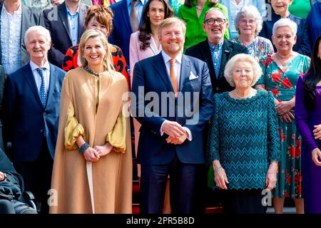 Den Haag, Niederlande, 27. April 2023, König Willem-Alexander, Königin Maxima und Prinzessin Beatrix der Niederlande im Palast Huis Ten Bosch in Den Haag am 27. April 2023 anlässlich seines zehnten Jahrestages als König, Der König und die Königin bieten am Mittwoch, den 26. April, ein festliches Mittagessen für 100 Personen im Oranjezaal im Huis Ten Bosch Palace Foto: Rotapool/ M. Schoemaker/Albert Nieboer/Netherlands OUT/Point de Vue OUT Stockfoto