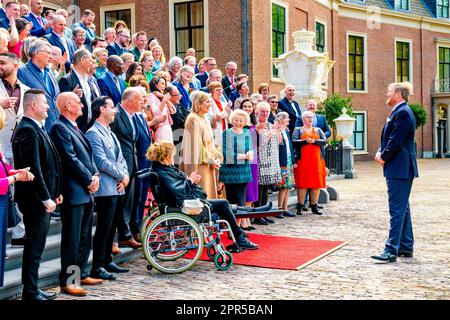 Den Haag, Niederlande, 27. April 2023, König Willem-Alexander, Königin Maxima und Prinzessin Beatrix der Niederlande im Palast Huis Ten Bosch in Den Haag am 27. April 2023 anlässlich seines zehnten Jahrestages als König, Der König und die Königin bieten am Mittwoch, den 26. April, ein festliches Mittagessen für 100 Personen im Oranjezaal im Huis Ten Bosch Palace Foto: Rotapool/ M. Schoemaker/Albert Nieboer/Netherlands OUT/Point de Vue OUT Stockfoto