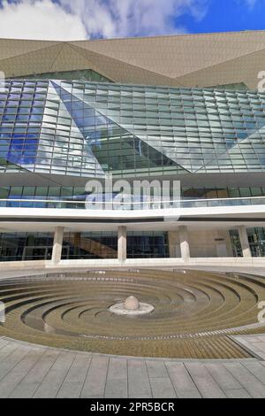 605 Spiralbrunnen mit Blick auf die Glasfassade des modernen Gebäudes im Cockle Bay-Darling Harbour-Viertel. Sydney-Australien. Stockfoto