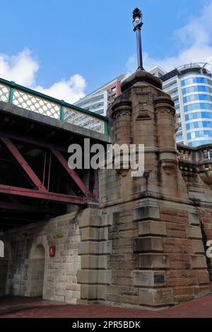 619 westlicher Anker aus geschnitztem Mauerwerk und Stahlrahmen der Pyrmont Bridge mit Lampenpfosten oben, Sydney-Australien. Stockfoto