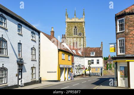 High Street zeigt St Wilfrid Pfarrkirche, Alford, Lincolnshire, England, Vereinigtes Königreich Stockfoto