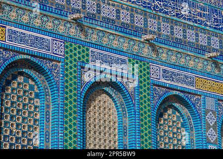 Arabische Mosaikfliesen an der al-Aqsa-Moschee, Kuppel des Felsens. Tempelberg, Jerusalem, Israel Stockfoto