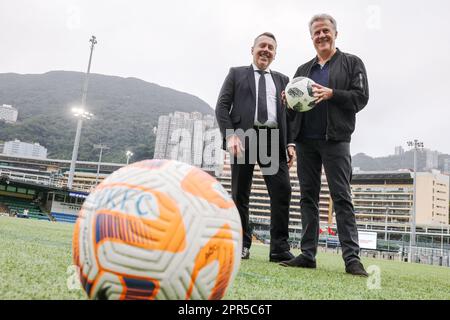 (L bis R) Neil Jensen, Vorsitzender des Hong Kong Football Club, und Tony Bratsanos, Vorsitzender von Soccer Sevens, posieren für ein Foto im Hong Kong Football Club in Causeway Bay. 06FEB23 SCMP/Edmond so Stockfoto