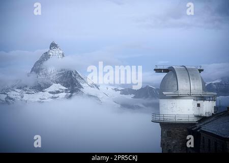 Nebel in der Abenddämmerung über dem Matterhorn-Blick vom Aussichtsturm Kulmhotel Gornergrat, Zermatt, Kanton Wallis, Schweiz Stockfoto